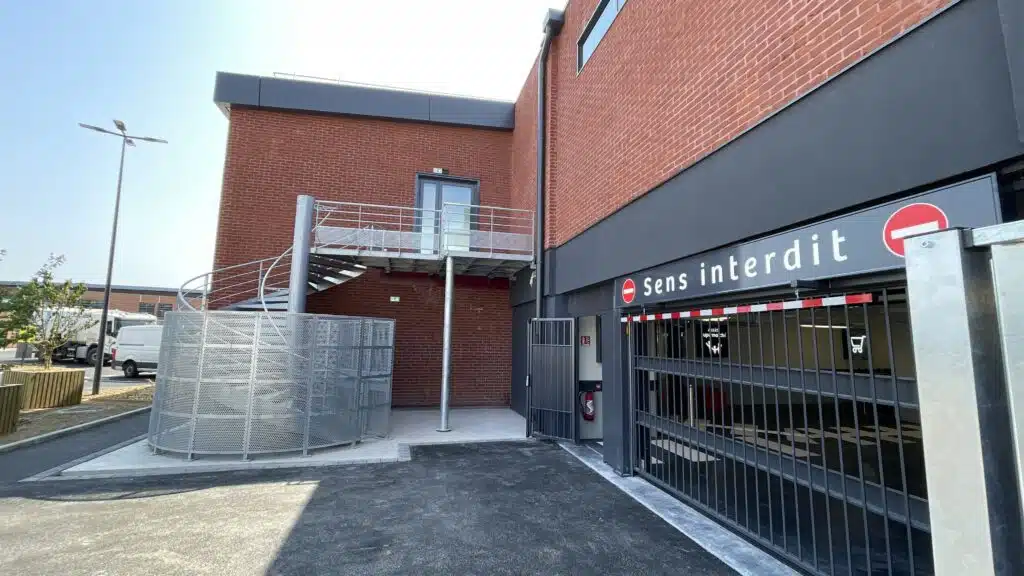 Photo de la façade du supermarché Lidl de Valenciennes dans le 59 vue de la sortie incendie et parking sous terrain