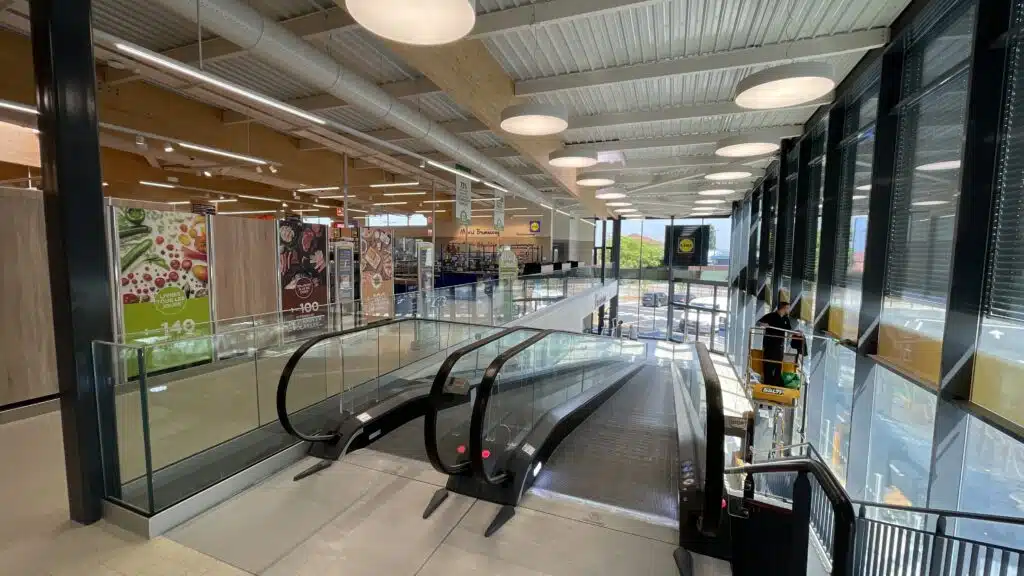 Photo de l'intérieur du supermarché Lidl à Valenciennes dans le 59 vue des escalator montant et descendant face à l'entrée