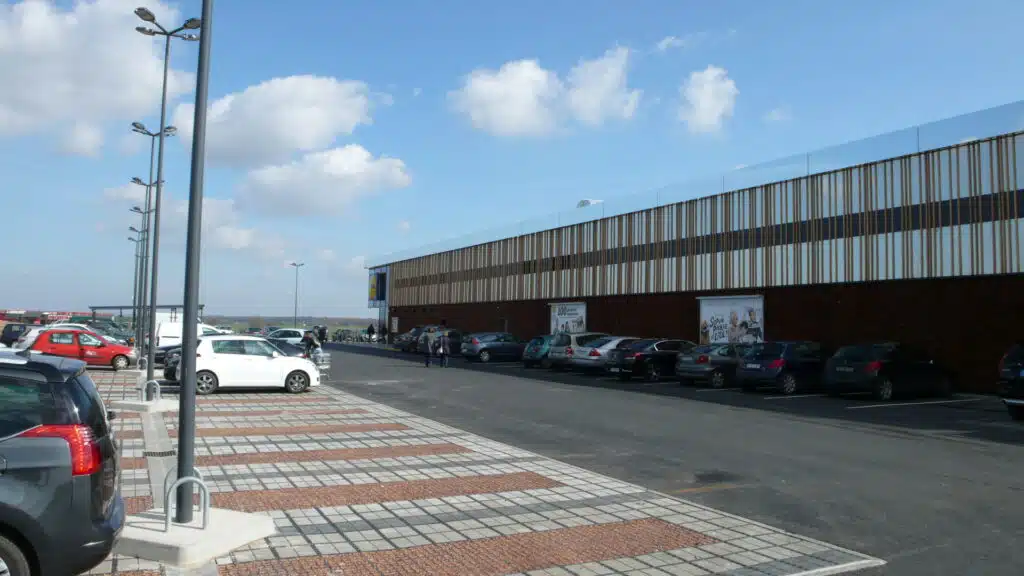 Photo de la façade de côté du supermarché Lidl à Bruay-la-Buissière dans le 62 vue du parking