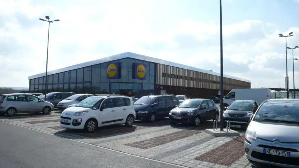 Photo du supermarché Lidl de Bruay-la-Buissière dans le 62 vue du parking