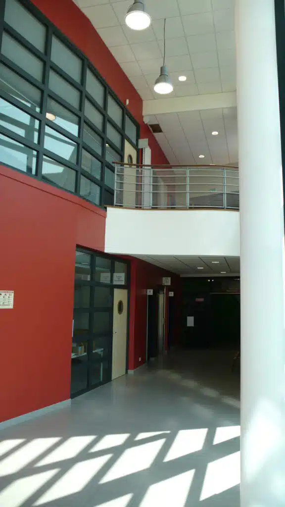 Photo de l'intérieur du Collège Jean Moulin avec vue sur la passerelle de l'étage du collège à Saint-Quentin dans le 02