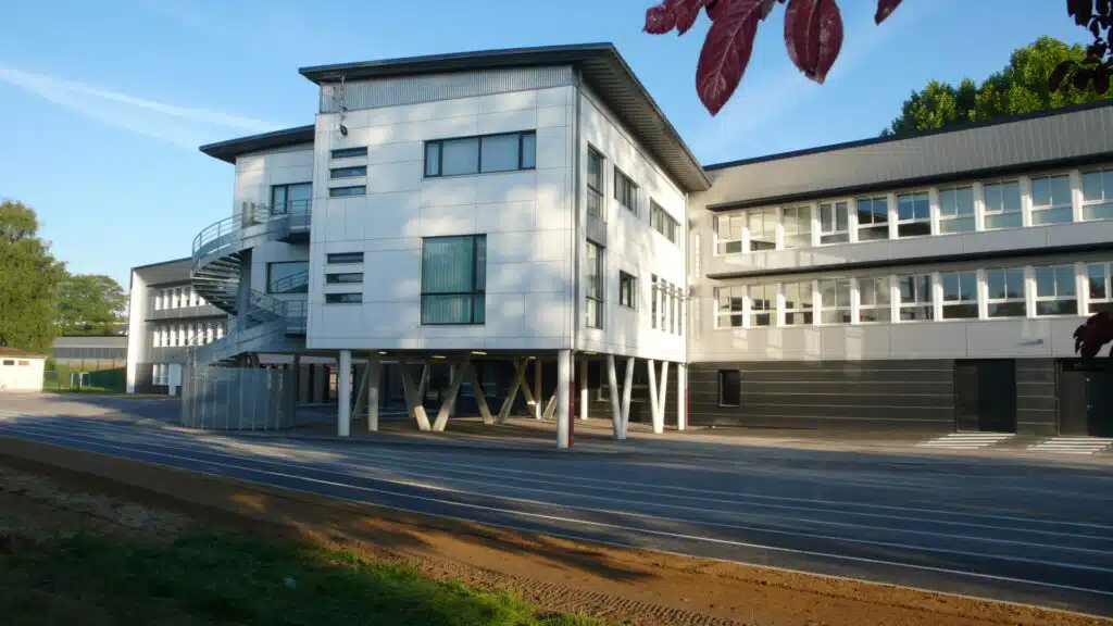 Photo de l'extérieur du Collège Jean Moulin à Saint-Quentin dans le 02