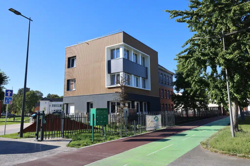 Photo du Bâtiment Newton vue de la route avec piste cyclable à Douai dans le 59