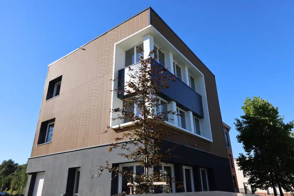 Photo de la façade du bâtiment Newton à Douai dans le 59