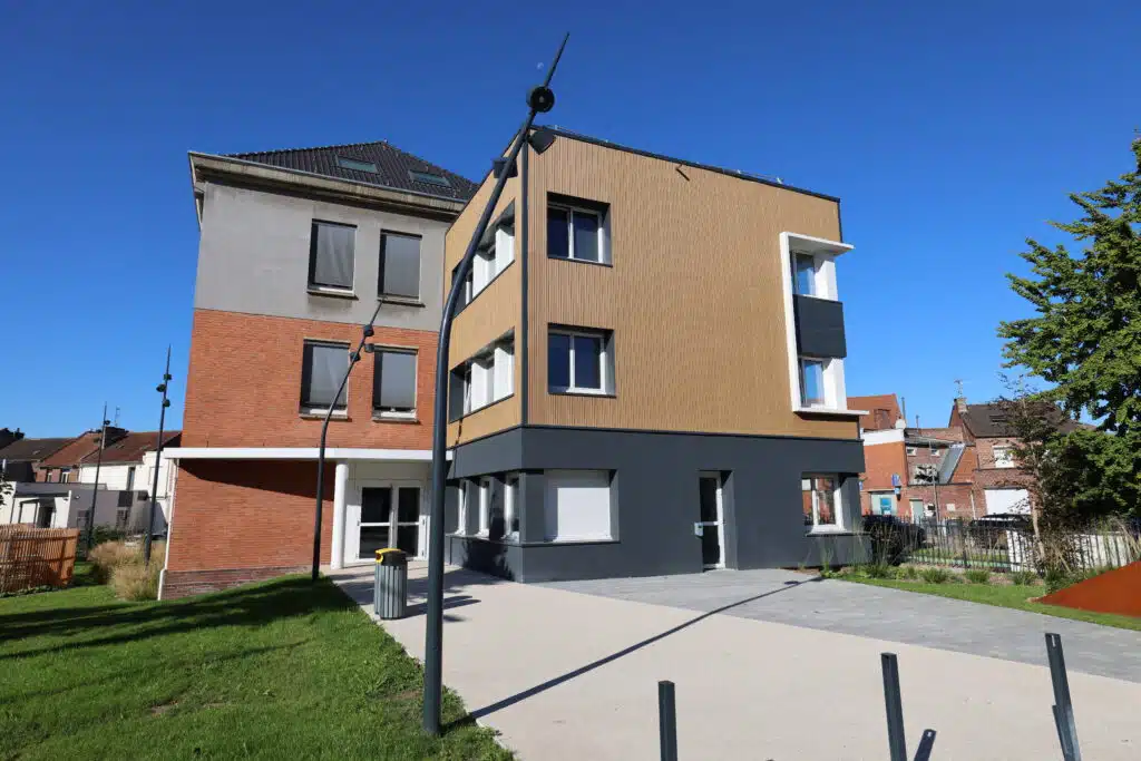 Photo de la façade du bâtiment Newton à Douai dans le 59