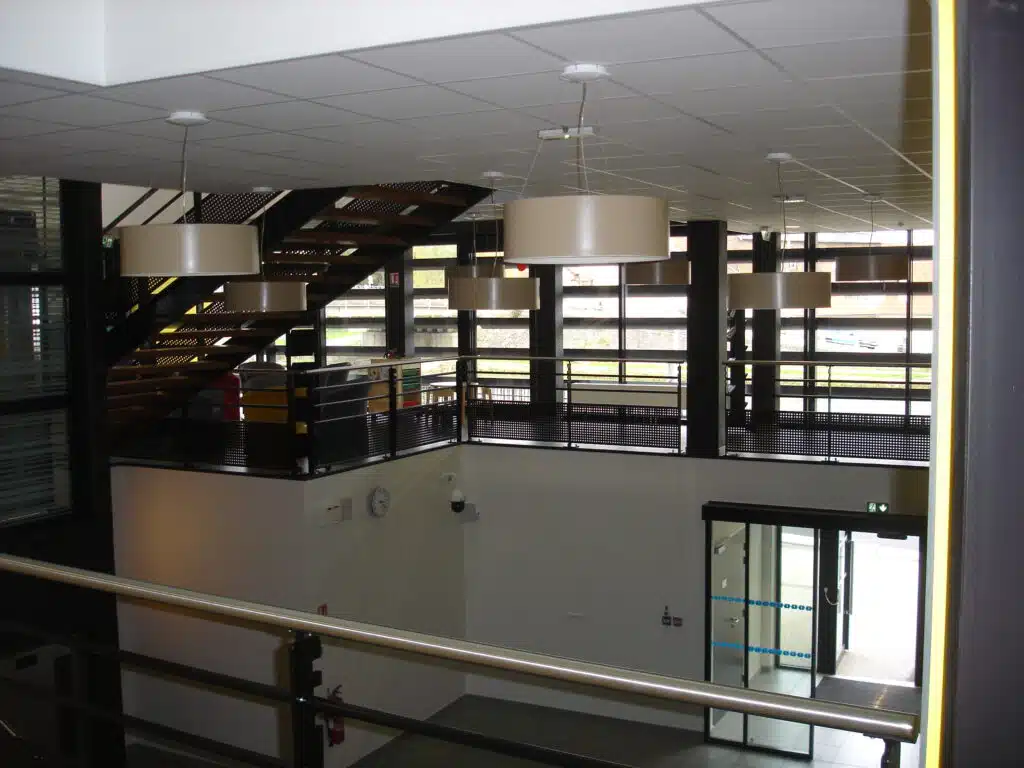 Photo de l'intérieur du centre social à Tergnier dans le 02 vue des escaliers (patio)