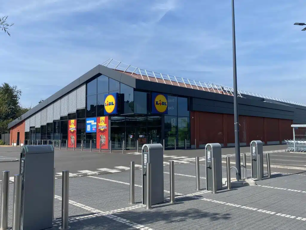 Photo de la façade d'entrée d'accueil du Lidl à Onnaing dans le 59