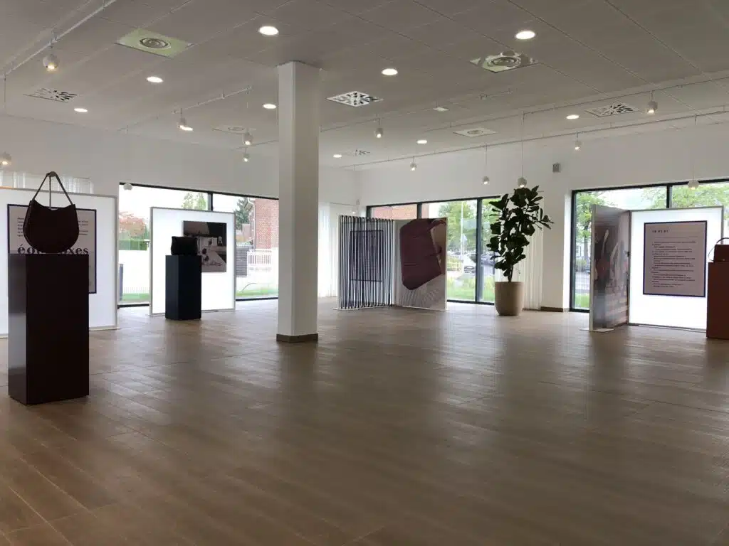 Photo de l'intérieur de la manufacture Camille Fournet - salle d'exposition