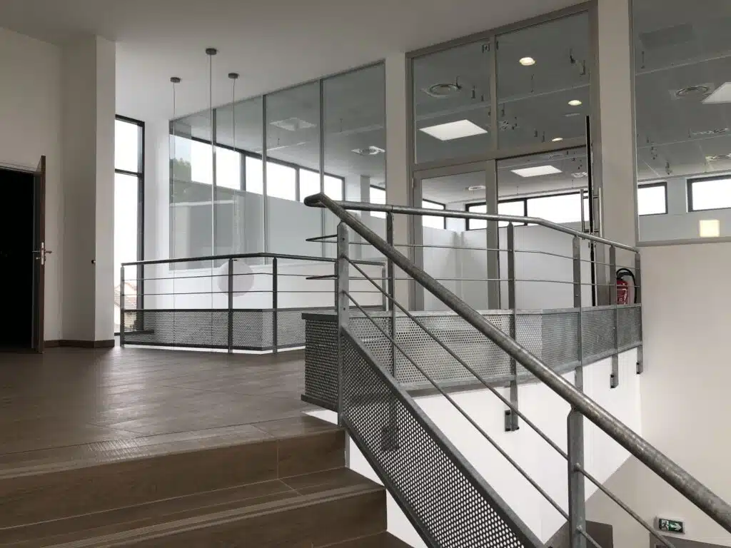 Photo de l'intérieur de la manufacture Camille Fournet vue des escaliers