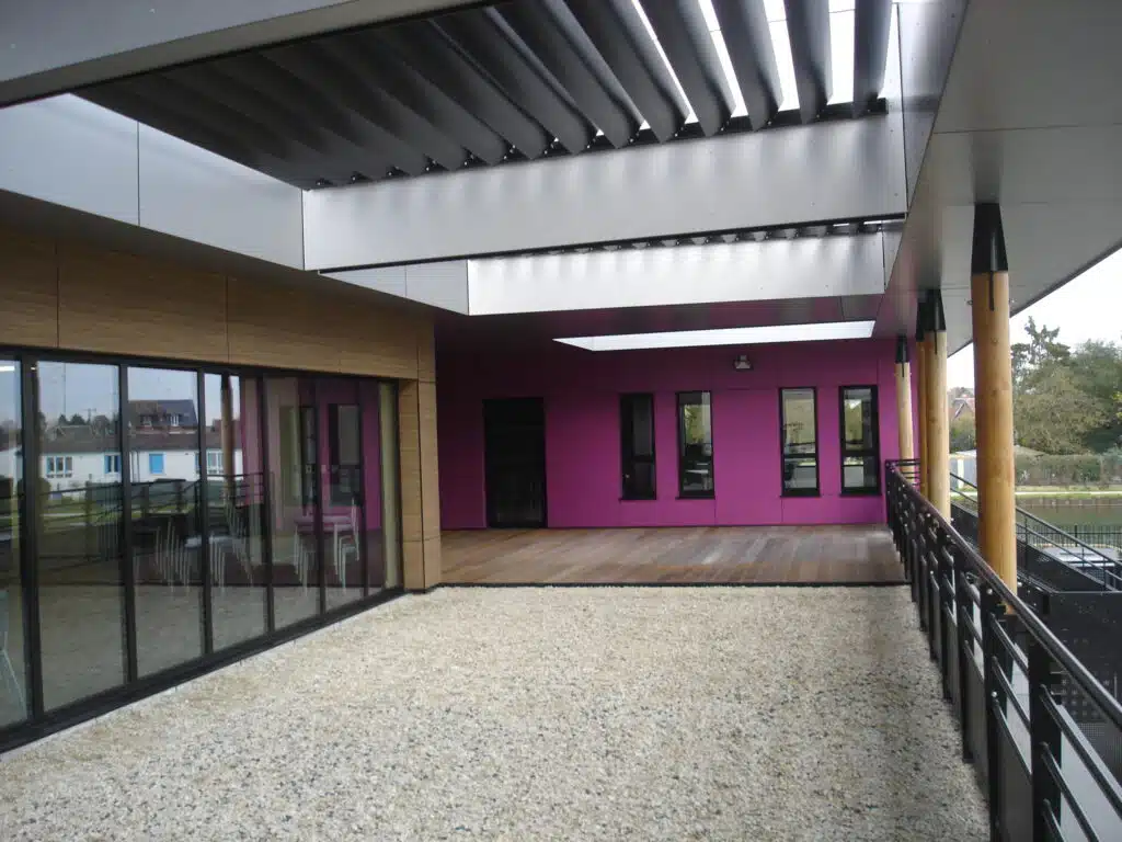 Photo de la terasse couverte du bâtiment du Centre Social à Tergnier dans le 02