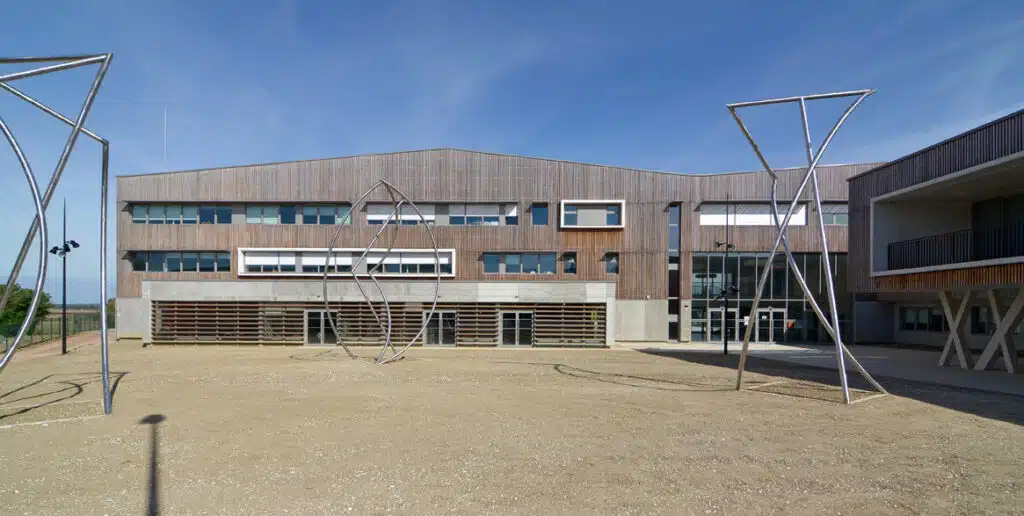 Photo de la façade arrière vue de la cours du Collège Jean Mermoz à Laon dans le 02